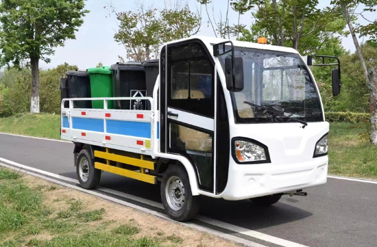 Picture of Four-wheel eight-barrel cleaning truck